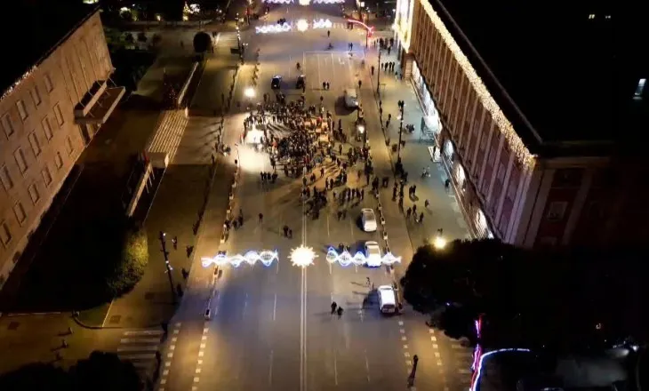 Mbështetësit e PD “tkurren” para Kryeministrisë, Berisha mbledh një grusht njerëzish në protestë