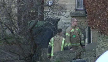 Mbetën të bllokuar ndërsa shtëpia u përfshi nga flakët ditën e Krishtlindjeve, humb jetën tragjikisht nëna dhe dy fëmijët e saj