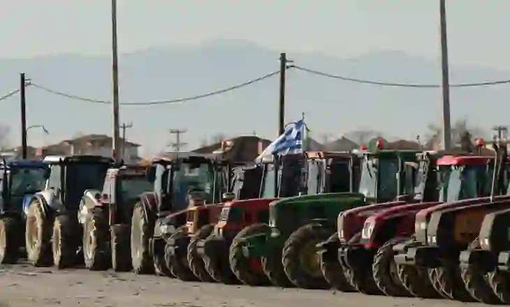 Mbi 4,000 traktorë në rrugë/ Fermerët shtojnë bllokadat në gjithë Greqinë