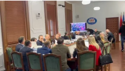 Mbledhja tek “Etika”/ “Ulsi të erdhi mesazhi nga Rama?!”, Vokshi-Manjës: Çfarë të tha të bësh?