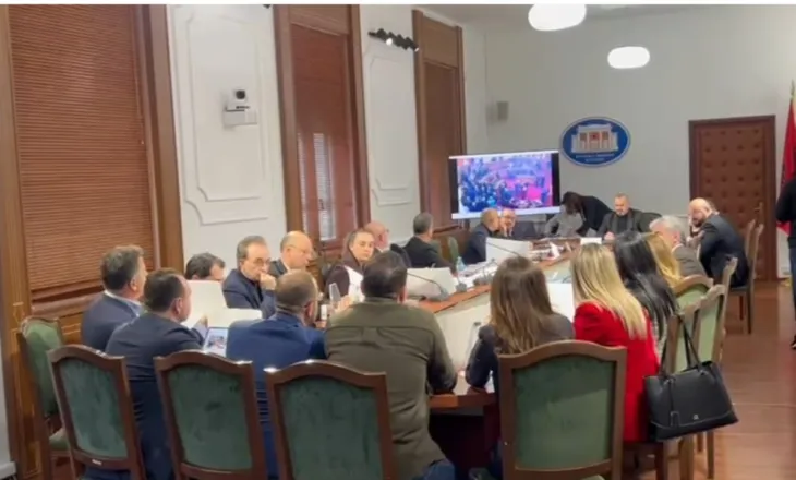 Mbledhja tek “Etika”/ “Ulsi të erdhi mesazhi nga Rama?!”, Vokshi-Manjës: Çfarë të tha të bësh?