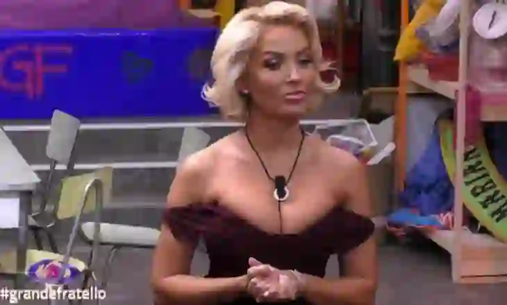 Mbrëmje e ‘zjarrtë’ për Dolcen në GF, nis flirti i njërit nga djemtë