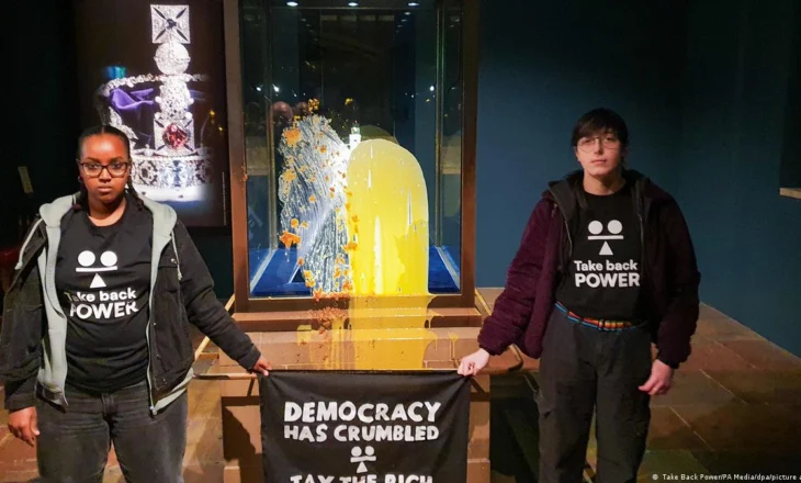 Mbretëria e Bashkuar: 4 të arrestuar pasi hodhën krem pastiçerie mbi Bizhuteritë e Kurorës