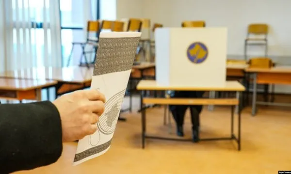 Mbyllen qendrat e votimit në Kosovë, pjesëmarrja me e lartë se në zgjedhjet e 9 shkurtit