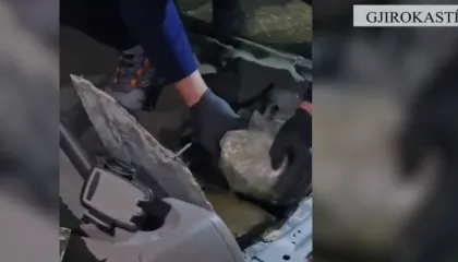 Me 51 kg drogë në makinë drejt Greqisë, arrestohet 30-vjeçari, në kërkim i vëllai dhe dy të tjerë