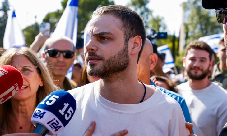 “Më futën në ferr në një sekondë, hëngra si qen”, pengu izraelit i Hamasit përshkruan tmerrin që përjetoi për dy vjet