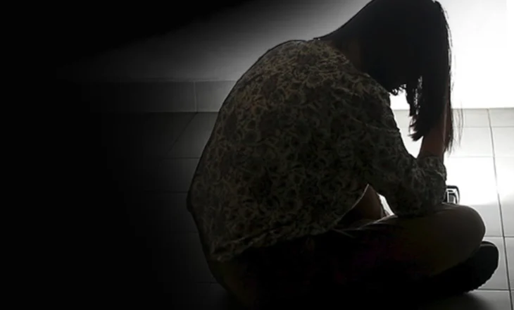 “Më jep 1 mijë euro”/ I kërcënonte me fotot personale në rrjete sociale, vihet në pranga 20-vjeçari në Tiranë