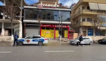 “Më jep para ose…”/ Plagosi biznesmenin në Kavajë, autorit i sekuestrohet një thikë dhe një sëpatë