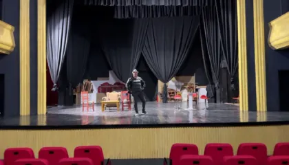 Me këngë dhe humor, këngëtari i teatrit Petro Marko Viktor Tahiraj, rikthehet pas 17 vitesh emigrim