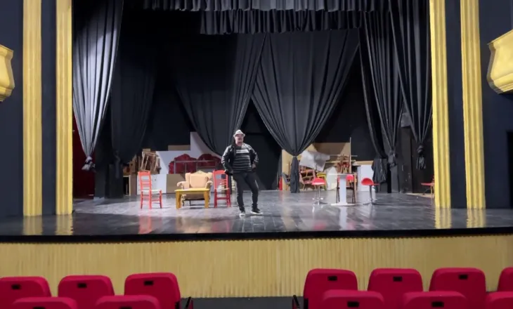 Me këngë dhe humor, këngëtari i teatrit Petro Marko Viktor Tahiraj, rikthehet pas 17 vitesh emigrim