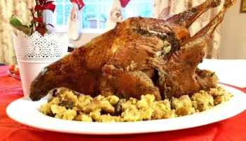 Më mirë në shtëpi apo restorant, sa kushton tryeza e Vitit të Ri nga gjeli i detit te sallatat?