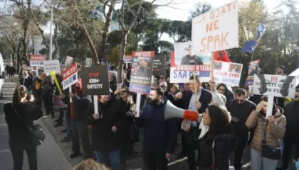 Me pankarta e tymuese, partia “Mundësia” proteston kundër Ballukut para kryesisë së Kuvendit