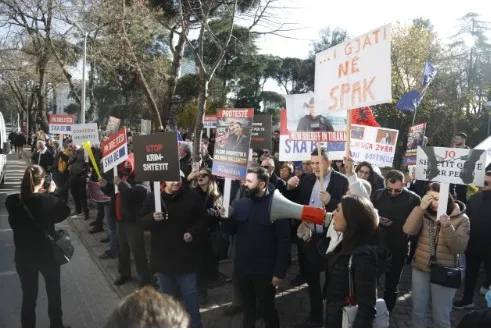 Me pankarta e tymuese, partia “Mundësia” proteston kundër Ballukut para kryesisë së Kuvendit