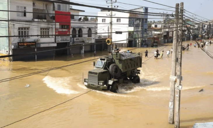 Më shumë se 1,000 të vdekur nga përmbytjet në Azi, ushtria vihet në gatishmëri