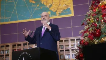 “Medalje e Artë” për nxënësit ekselentë/ Rama: Ju jeni shembull frymëzues  edhe për mua personalisht dhe ju falënderoj