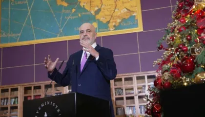 “Medalje e Artë” për nxënësit ekselentë/ Rama: Ju jeni shembull frymëzues  edhe për mua personalisht dhe ju falënderoj