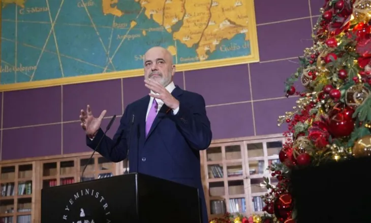 “Medalje e Artë” për nxënësit ekselentë/ Rama: Ju jeni shembull frymëzues  edhe për mua personalisht dhe ju falënderoj