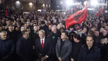 Media bullgare: Mijëra shqiptarë protestojnë, kërkojnë dorëheqjen e Kryeministrit Edi Rama