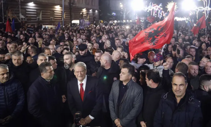 Media bullgare: Mijëra shqiptarë protestojnë, kërkojnë dorëheqjen e Kryeministrit Edi Rama