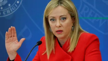 Meloni batuta me stafin e saj: 2025-a ishte e vështirë, por mos u shqetësoni, viti tjetër do të jetë më keq!