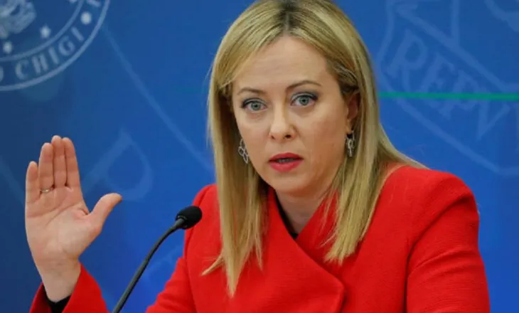 Meloni batuta me stafin e saj: 2025-a ishte e vështirë, por mos u shqetësoni, viti tjetër do të jetë më keq!