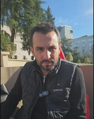 “Meme e madhe, s’më intimidojnë dot”/ U procedua nga policia, Lapaj: Ju pres sot në Bulevard