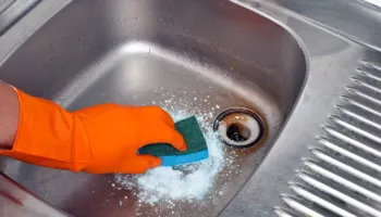 Mënyra e Duhur për Pastruar Thellësisht Lavamanin e Kuzhinës