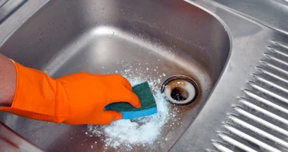 Mënyra e Duhur për Pastruar Thellësisht Lavamanin e Kuzhinës