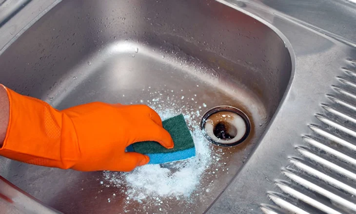 Mënyra e Duhur për Pastruar Thellësisht Lavamanin e Kuzhinës