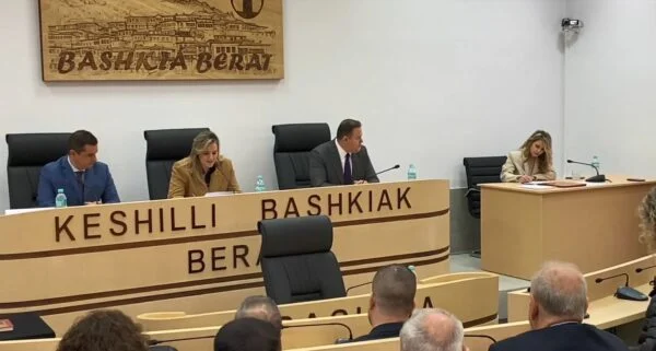 Merr zyrtarisht detyrën, betohet kryetari i ri i bashkisë Berat