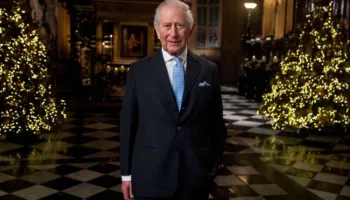 Mesazhi i Krishtlindjes/ Mbreti Charles paralajmëron: Bota po përçahet, e drejta duhet të fitojë mbi të gabuarën