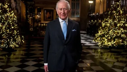 Mesazhi i Krishtlindjes/ Mbreti Charles paralajmëron: Bota po përçahet, e drejta duhet të fitojë mbi të gabuarën