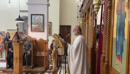 Mesha e Shenjtë, qindra besimtarë ortodoksë ndjekin liturgjinë në kishën Shën Theodhori në Vlorë