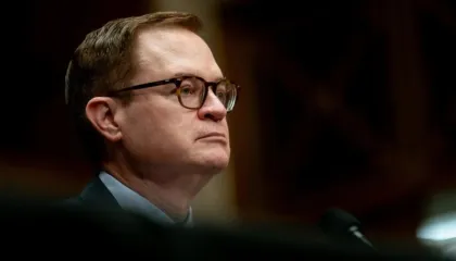 “Meshkujt s’mund të bëhen kurrë femra”, zv.sekretari amerikan i Shëndetësisë: Fëmijët kanë nevojë për mbrojtjen tonë