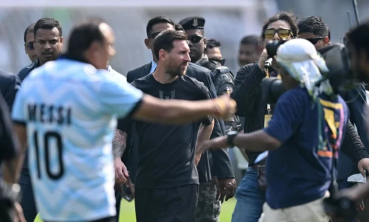 Messi përballet me revoltën e tifozëve gjatë turneut të tij në Indi, shkatërrojnë karriget dhe i hedhin në fushë