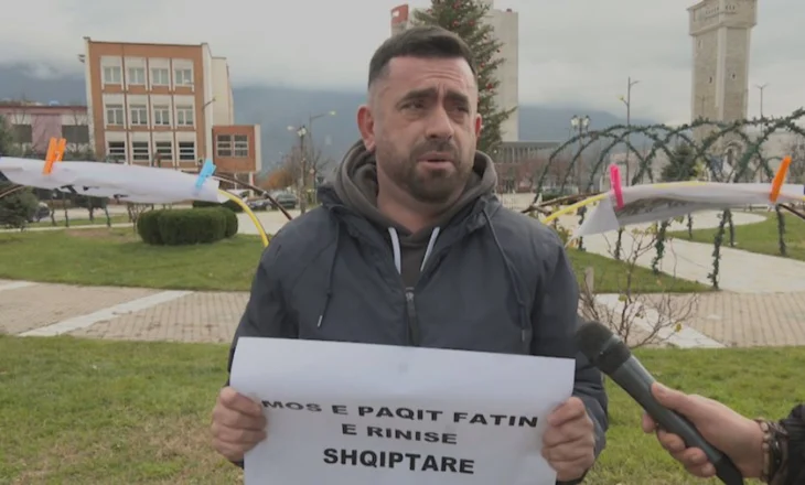 Mësuesi i vetëm në protestë: Kukësi pa rini në ditën kombëtare të rinisë