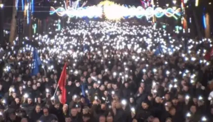 Mijëra e mijëra shqiptarë kanë zbritur në shesh kundër Edi Ramës dhe qeverisë së tij.