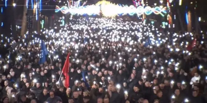 Mijëra e mijëra shqiptarë kanë zbritur në shesh kundër Edi Ramës dhe qeverisë së tij.