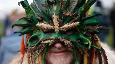 Mijëra njerëz në Stonehenge për solsticin dimëror