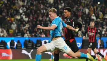 Milan kthehet shpejt nga Arabia Saudite, Napoli shkon në finale. Gafë e Maignan dhe goli i Hojlund vendosin ndeshjen (video)