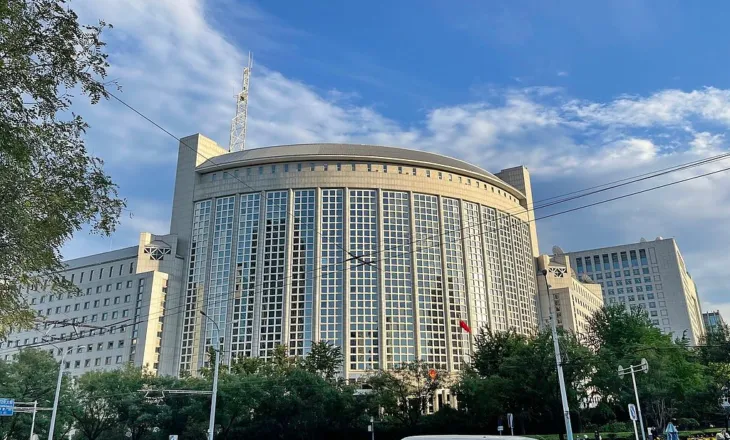 Ministrat e Jashtëm të Kinës, Kamboxhias e Tajlandës takohen në përpjekje për të konsoliduar paqen