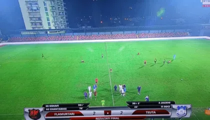 Minutat e fundit në Flamurtari-Teuta janë dramë, nuk ka fitues në ndeshjen që u mbërthye nga tensioni