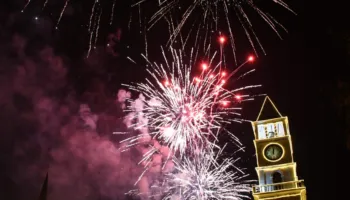 MIRËSEVJEN VITI 2026! Shqiptarët trokasin gotat dhe zbardhin qiellin me fishekzjarre