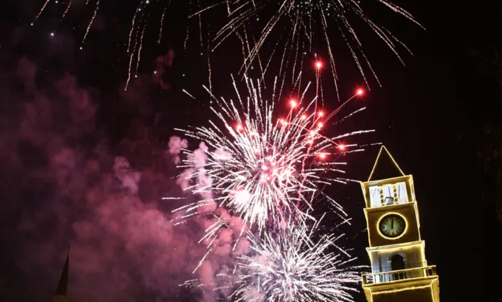 MIRËSEVJEN VITI 2026! Shqiptarët trokasin gotat dhe zbardhin qiellin me fishekzjarre