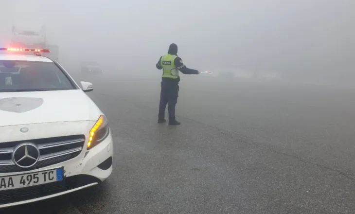 Mjegull e dendur në rrugën e Kombit, policia apel drejtuesve të mjeteve për kujdes të shtuar