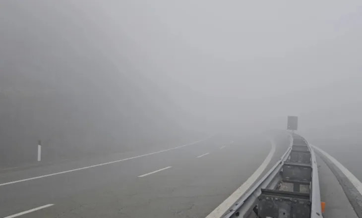 Mjegulla bllokon Rrugën e Kombit, Policia apel shoferëve: Bëni kujdes