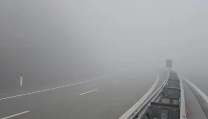 Mjegulla e dendur bllokon Rrugën e Kombit, Policia apel shoferëve: Bëni kujdes, rrezik për aksidente