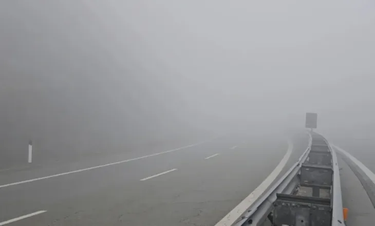 Mjegulla e dendur bllokon Rrugën e Kombit, Policia apel shoferëve: Bëni kujdes, rrezik për aksidente