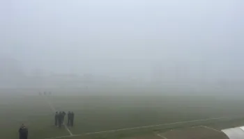 Mjegulla e dendur mbulon Peshkopinë/ Ndeshja Korabi-Burreli anulohet për shkak të kushteve të motit