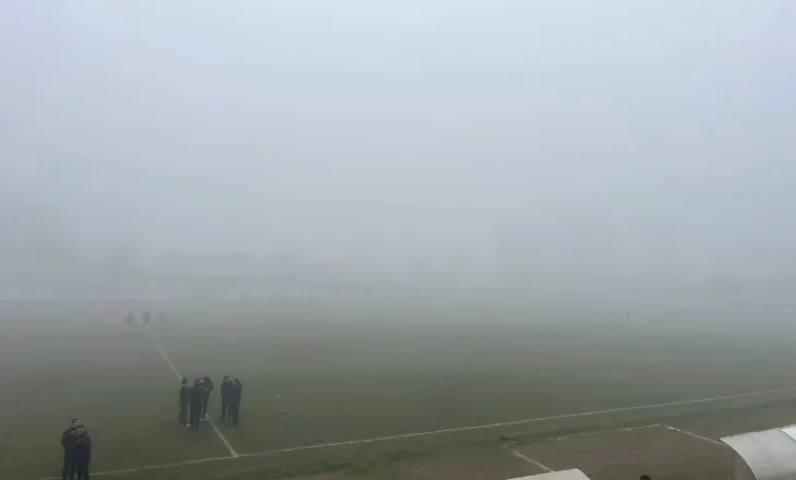 Mjegulla e dendur mbulon Peshkopinë/ Ndeshja Korabi-Burreli anulohet për shkak të kushteve të motit